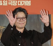 포즈 취하는 유재명