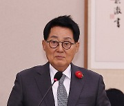 법안 심사 보고 하는 박지원 의원