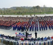 北, 평양 체류 수재민들에게 옷과 가방 선물…"당의 사랑"