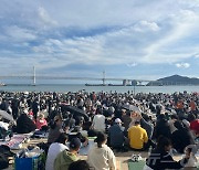 "광안리 순식간에 꽉차" 부산 불꽃축제 시작 전부터 구름인파