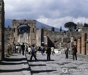 "관광객 많아도 너무 많아"…결국 칼 빼들었다