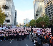 민주노총 등 대규모 집회…경찰 충돌 11명 체포 ‘도심 대혼잡’