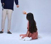 4살 아이 ‘용변 실수’했다고 발길질한 아빠…딸만 때린 게 아니었다