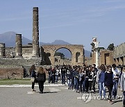 Italy Pompeii Overtourism