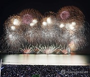 400ｍ 초대형 불꽃, 낙하산 불꽃…가을밤 수놓은 부산불꽃축제