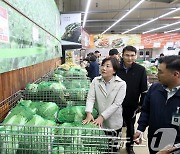 마트 찾은 송미령 장관 "배추 가격 어떤가요?"