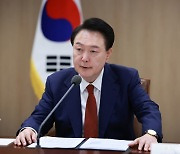 [속보] 윤 대통령 "트럼프 2기에서 조선·석유화학 회복 예상"