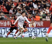 이동경 1골 포함 맹활약…김천, 포항에 3-0 완승하며 2위 탈환