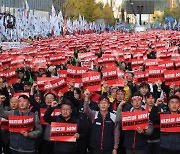 Police detain 11 protesters at large-scale trade union rally in downtown Seoul