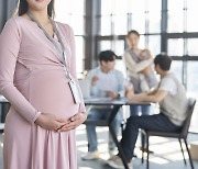 육아휴직 다녀오니 책상 빼고…초음파 검진에 "일 안 하냐"