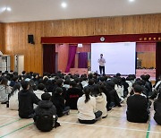 "긍정적인 순간을 늘 생각한다" 오지환, 꿈나무 위해 진로 특강 나서 응원 메시지 전달