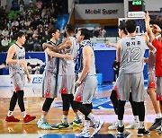 67-64 짜릿한 역전승 기쁨 나누는 현대모비스 선수들 [사진]