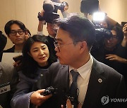 '탄핵 가결' 대의원총회 나서는 임현택 의협 회장