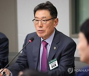 의사협회 임시 대의원총회 브리핑하는 김교웅 의장