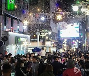 창원 하늘에서 인공눈 '펑펑'…다가오는 연말 분위기