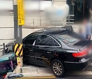 급발진 주장하던 80대 운전자…경찰 조사 시작되자 "페달 잘못 밟았다"