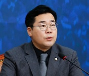 박찬대 "한동훈, 尹부부에 꼬리내려…강약약강의 아이콘"