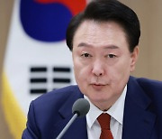 윤 대통령 "트럼프 재집권, 기회도 있어...금융·통상·산업 회의체 가동"