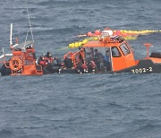 금성호 가라앉은 지점에 잠수사 탐색...'복원력' 상실원인 해경 수사 집중