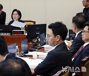 발언하는 최민희 과방위원장