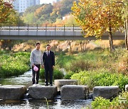 세곡천 수변감성도시 살펴보는 오세훈 시장과 조성명 구청장