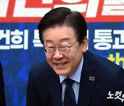 미소짓는 이재명 대표