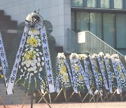 [SNS세상] "공학 전환 결사반대"…동덕여대 학생들, 근조화환·과잠 시위