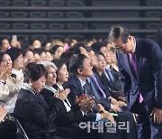 [포토]간호사들에게 인사하는 한덕수 총리