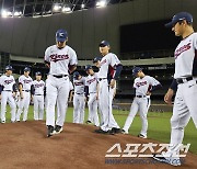 [포토] 고영표 '후배들과 함께 타이베이돔 마운드 체크'