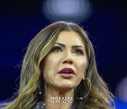 [속보] “트럼프, 국토안보장관에 놈 사우스다코타 주지사 낙점”