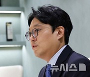 뉴시스와 인터뷰 하는 권용성 김정문알로에 부사장