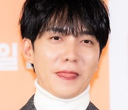 [T포토] 이승기 '혀가 빼~꼼'