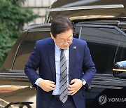 지지자 향해 인사하는 이재명 대표