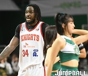 워니, 니콜슨 35표 차로 제쳤다…1라운드 MVP 선정