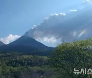 화산 폭발로 몇몇 항공사들, 印尼 발리로의 운항 취소…관광객들 발묶여