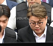 '음주 뺑소니' 김호중, 징역 2년 6개월 선고 받았다