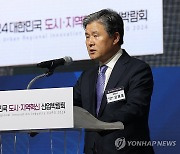 인사말 하는 김재홍 상무