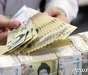 "금리 오늘이 가장 높다고?"…9월 예적금에 8.6조원 줄서