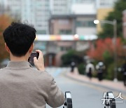 수험생 아들 기록하는 아빠