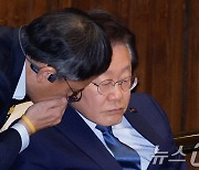 박주민 의원 귀엣말 듣는 이재명 대표