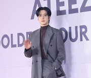 포즈 취하는 윤호