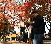 “가을이 추워야 겨울 옷 팔리는데…” 울상 짓는 백화점