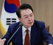 윤 대통령, 트럼프 만날까…오늘 APEC·G20 참석차 출국