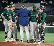 세계랭킹 1위 상대로 벌떼 마운드→무려 12명 등판 '日 열도도 주목', 사령탑이 밝힌 이유는