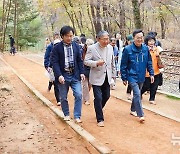 경기도, 군포서 '흙 향기 맨발길 조성' 선포식