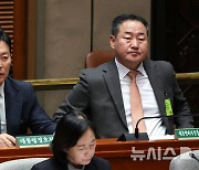 답변하는 김성훈 대통령경호처 차장