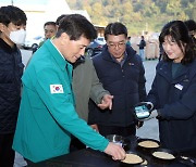 공공비축미곡 살펴보는 안병구 밀양시장