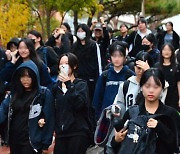 학교를 나서는 수능 수험생들