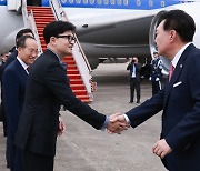 尹, 7박8일 남미 순방 출국···배웅나온 한동훈과 악수