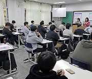 "하필 수능 전날 밤 쩌렁쩌렁"…연예인 동원 대학 축제 논란